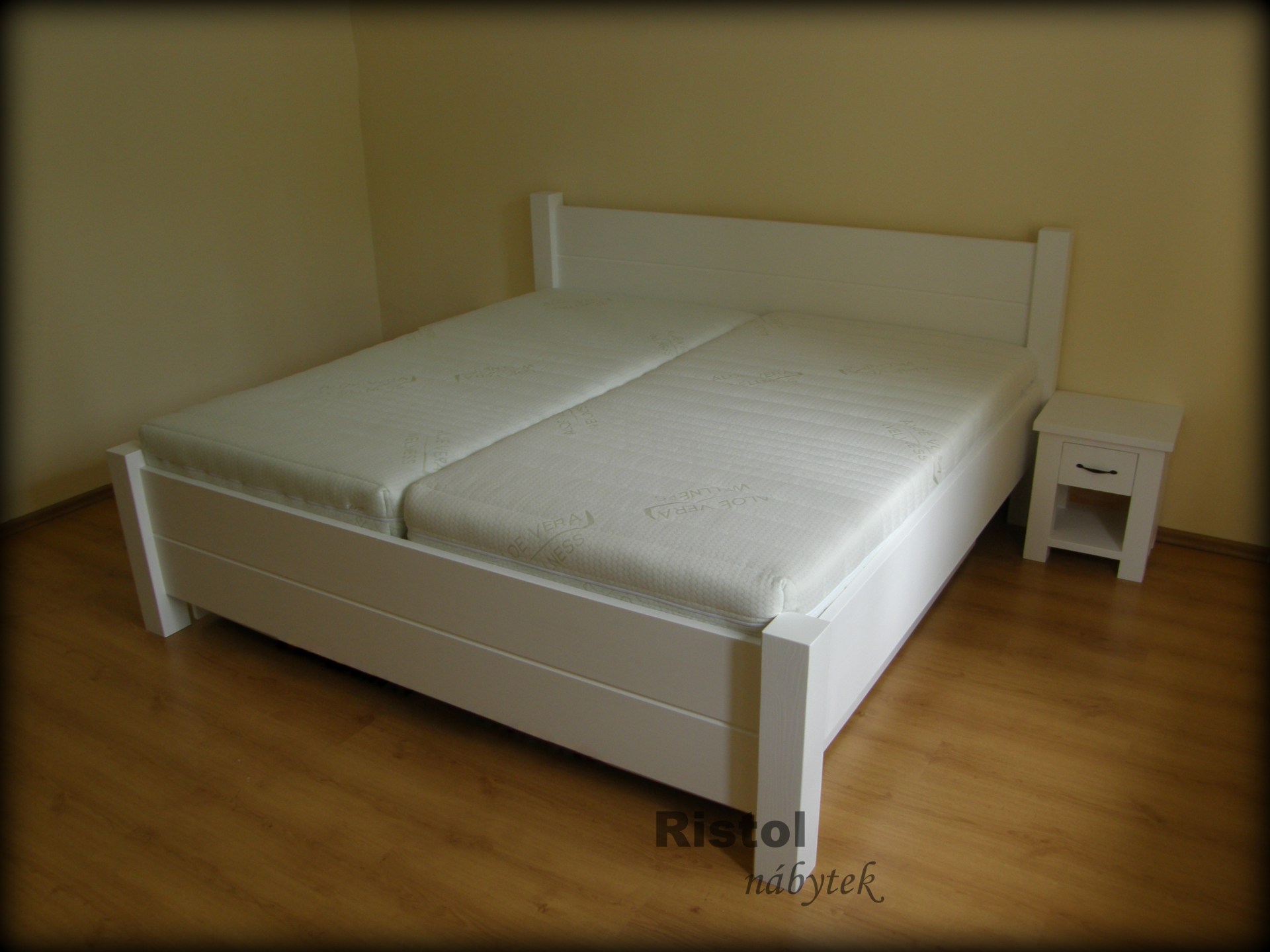Postele masiv brno