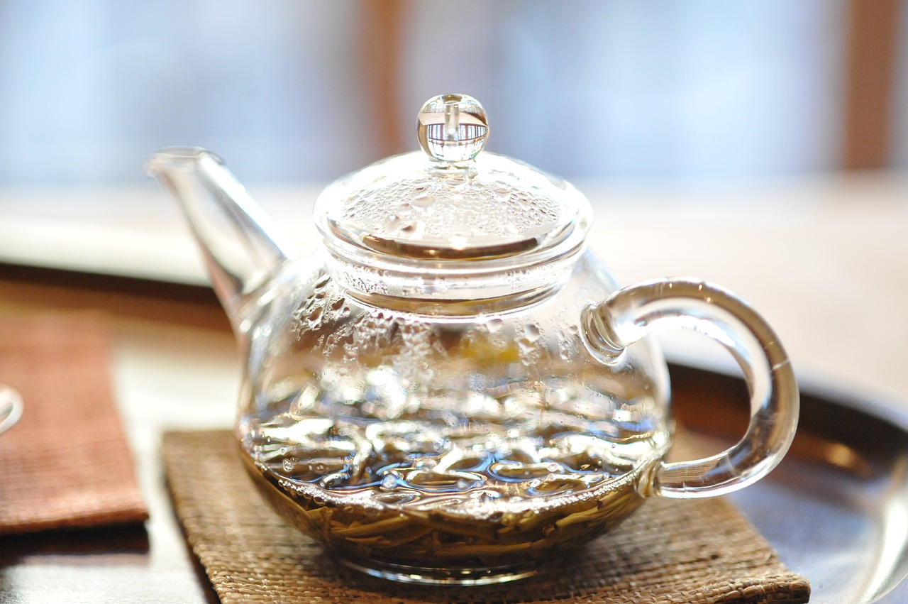 Pokud úprava životosprávy nepomůže, povolejte na pomoc bylinky. Užívají se v různých formách – jako čaje, extrakty nebo kapky. Pokud si chcete bylinky sami sbírat a sušit, je pro vás nejlepší čaj.