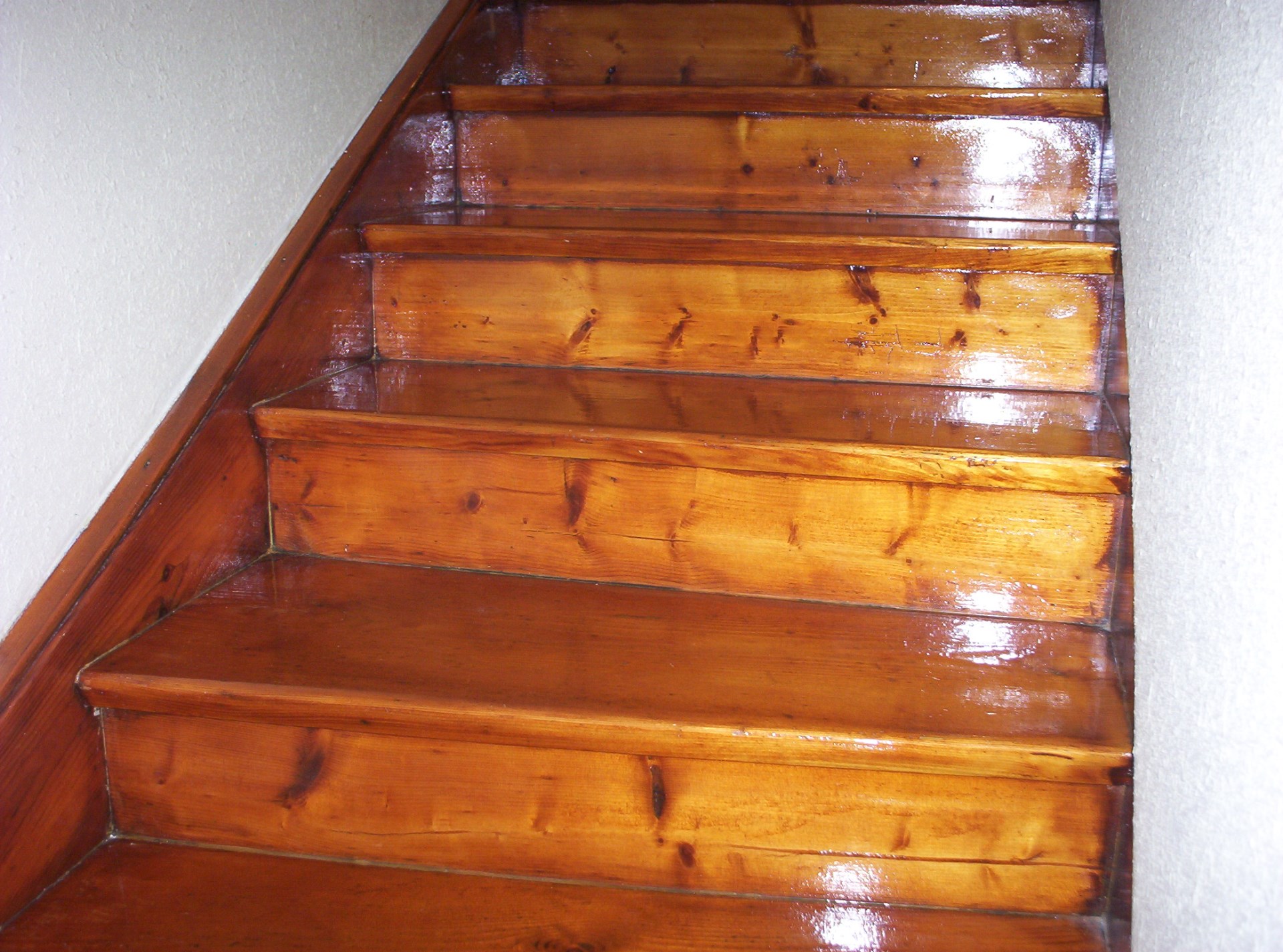 Jak renovovat staré dřevěné schody?